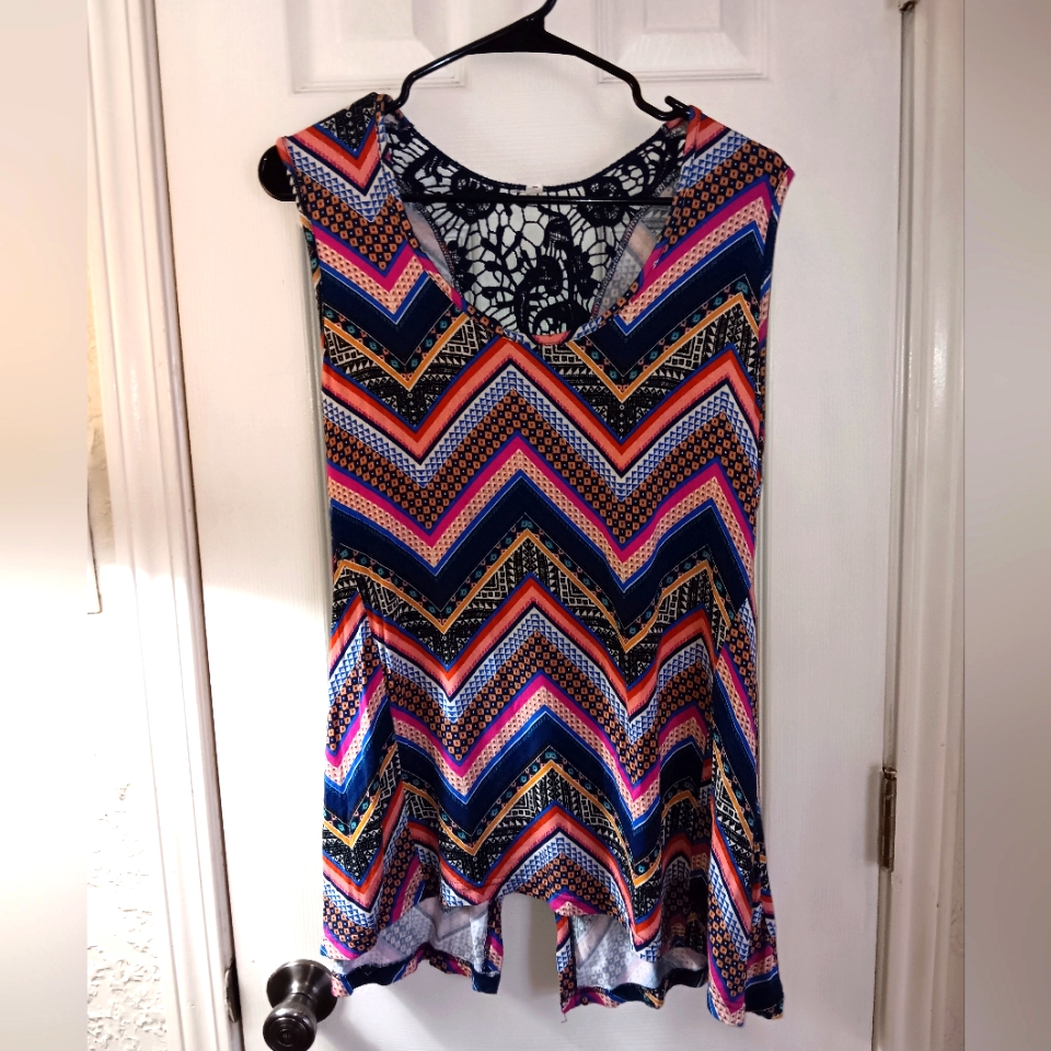 Ladies Long Lace Back Flower Sleeveless Top. Size Medium